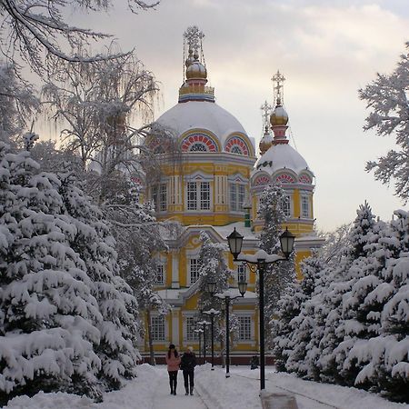 Nadezhda Apartments On The Nauryzbai Batyr 82 Алмати Екстер'єр фото