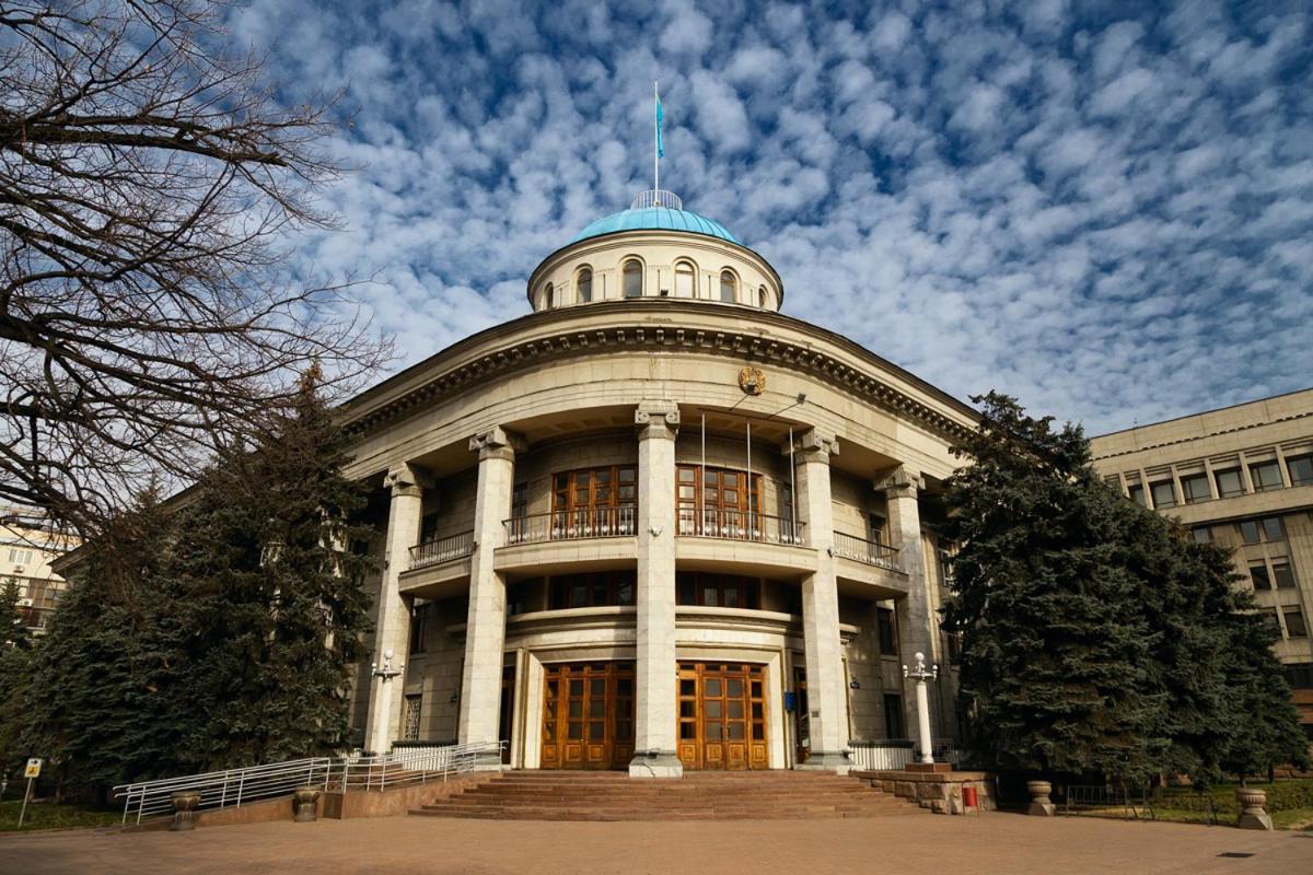 Nadezhda Apartments On The Nauryzbai Batyr 82 Алмати Екстер'єр фото
